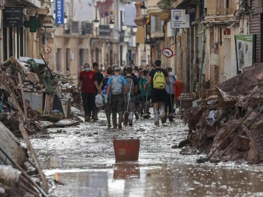 Una de las calles de Paiporta (Valencia) encharcadas por las lluvias.