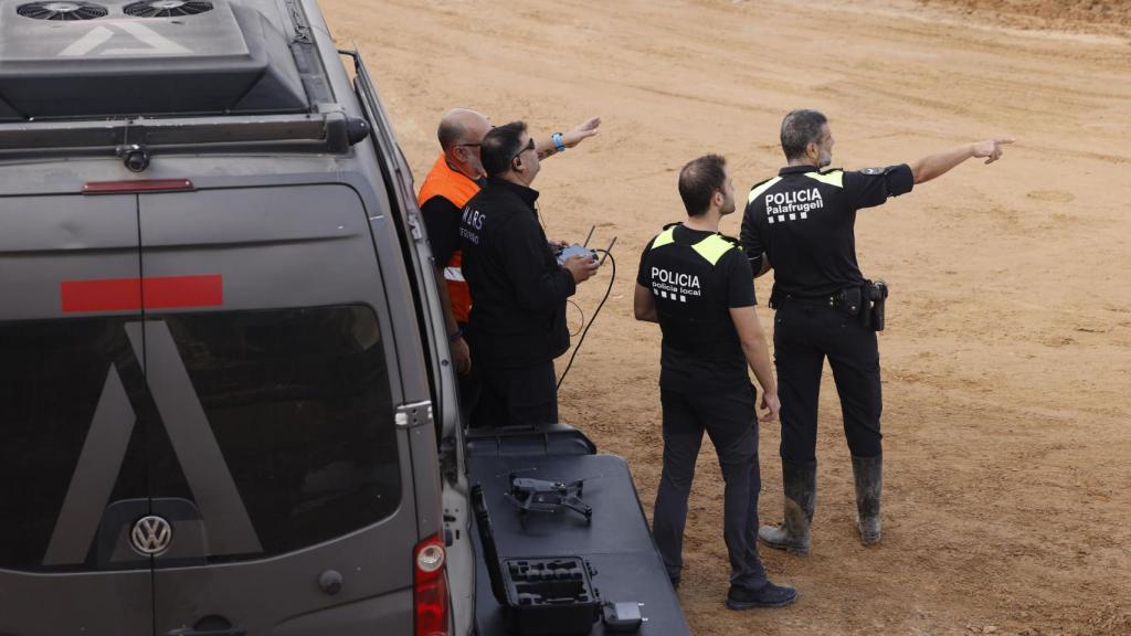 Policías sobrevuelan un dron sobre el barranco del Poyo a la altura de Benetusser este jueves. Efe / Ana Escobar