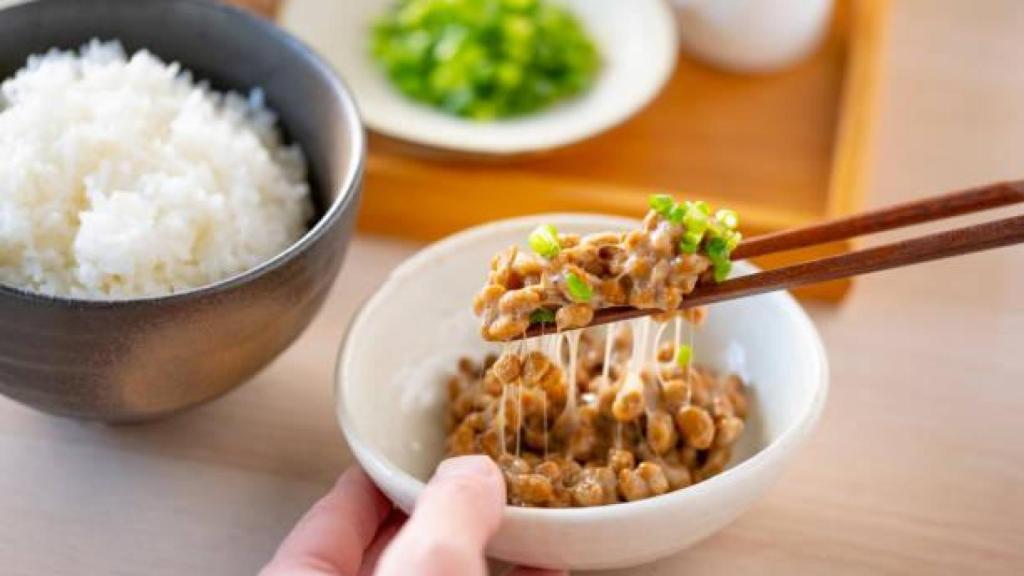 Un bol de natto con arroz.