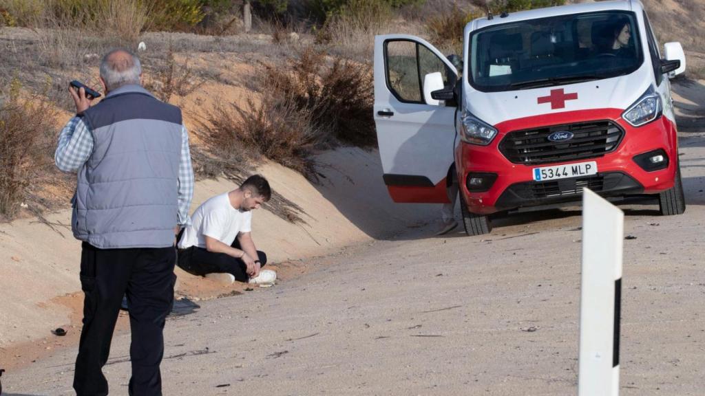 El diputado socialista Miguel Ortega, el martes 22 de octubre, sentado en el arcén de la autovía A-30, tras sufrir el accidente con el kamikaze.