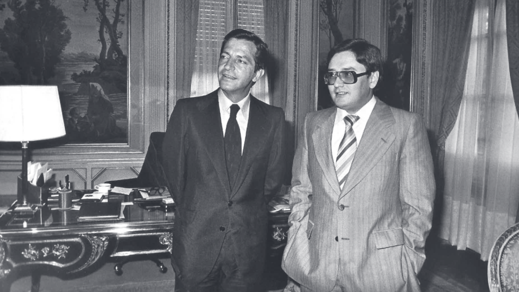 Adolfo Suárez, Fernando Ónega y las gafas de Fernando Ónega, en Moncloa.