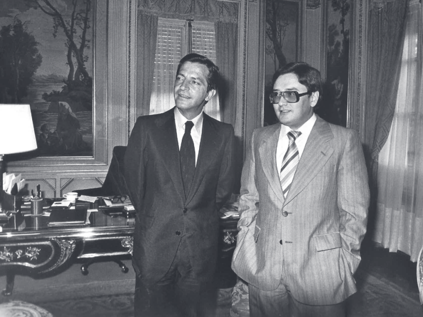 Adolfo Suárez, Fernando Ónega y las gafas de Fernando Ónega, en Moncloa.