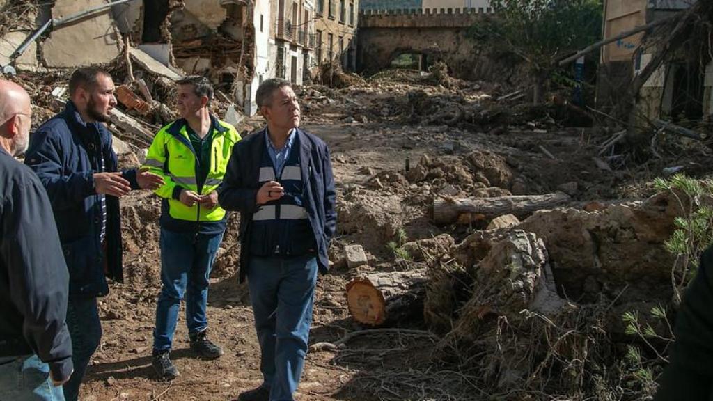 Emiliano García-Page recorriendo las calles de Letur arrasadas por la DANA.