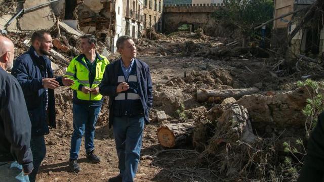 Emiliano García-Page recorriendo las calles de Letur arrasadas por la DANA.