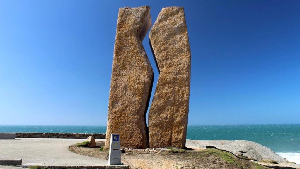 Monolito del Camino de Santiago junto al monumento de A Ferida.