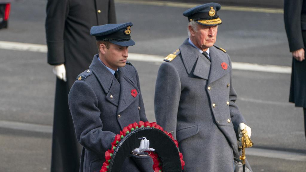 El rey Carlos III y el príncipe Guillermo en el Remembrance Day de 2020.