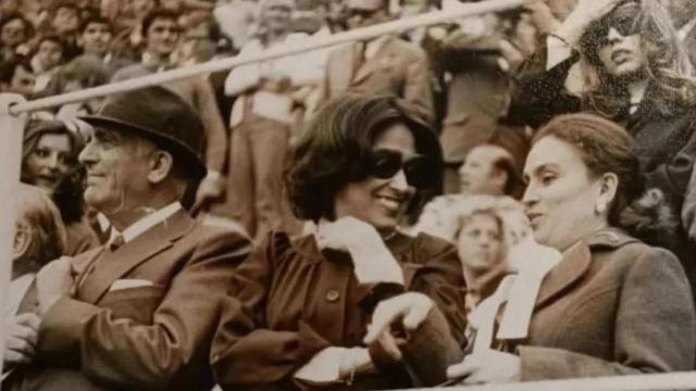 Manuel Sánchez Cobaleda y su sobrina Pilar Majeroni, con Montse Balañá. Los tiempos gloriosos de la Monumental de Barcelona