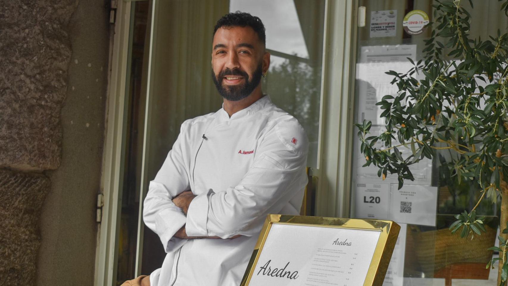 Ahmad Ismail, en la puerta de Aredna, su nuevo restaurante libanés.