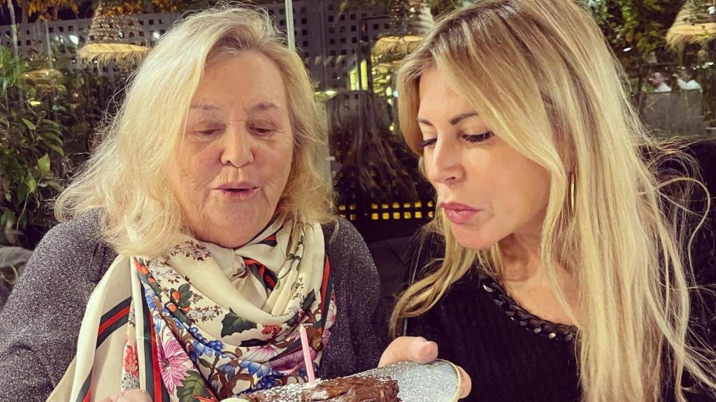 Patricia Cerezo junto a su madre, Pilar, durante una de las celebraciones de cumpleaños de ésta.