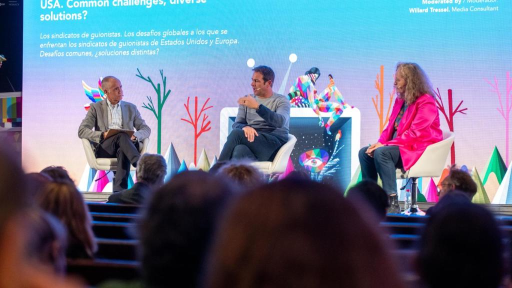 Willard Tressel, Travis Donnelly y Carolin Otto en la mesa redonda sobre los sindicatos de guionistas.