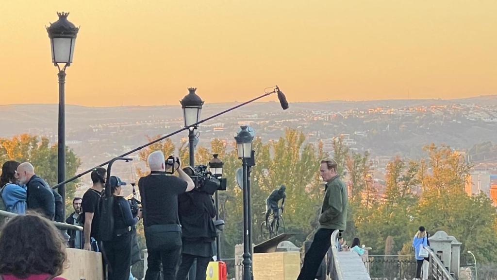 Conan O'Brien y su equipo grabaron este miércoles junto a la escultura de Federico Martín Bahamontes.