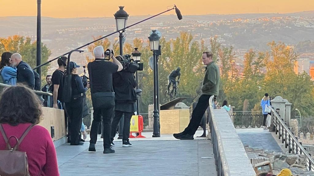 Conan O'Brien y su equipo grabaron este miércoles junto a la escultura de Federico Martín Bahamontes.