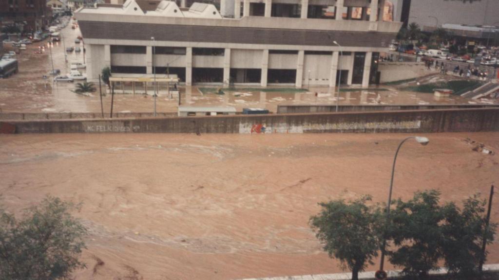 Imagen del Guadalmedina en las inundaciones de 1989 en Málaga.