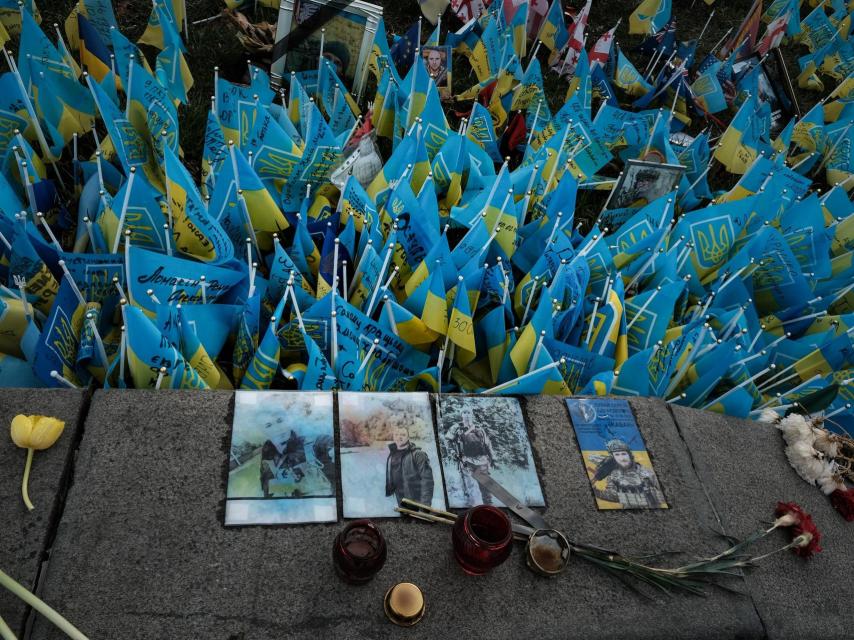 Banderas y retratos colocados en la Plaza de Maidan (Kiev) conmemoran a los caídos en la guerra en Ucrania.