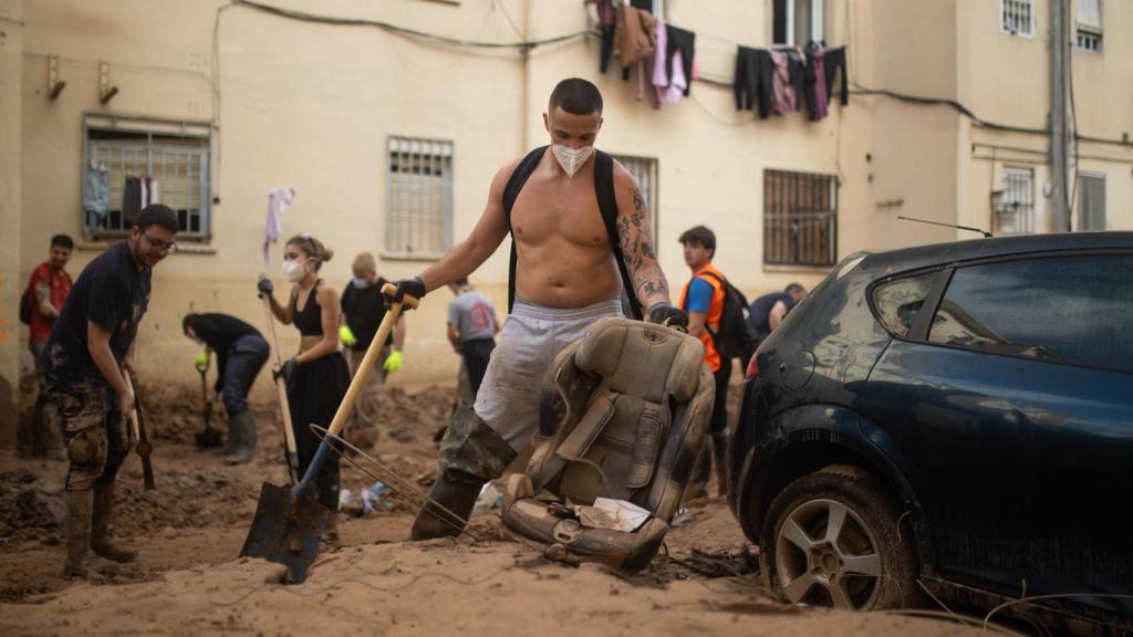 Voluntarios ayudando en el barrio del Raval, en Algemesí