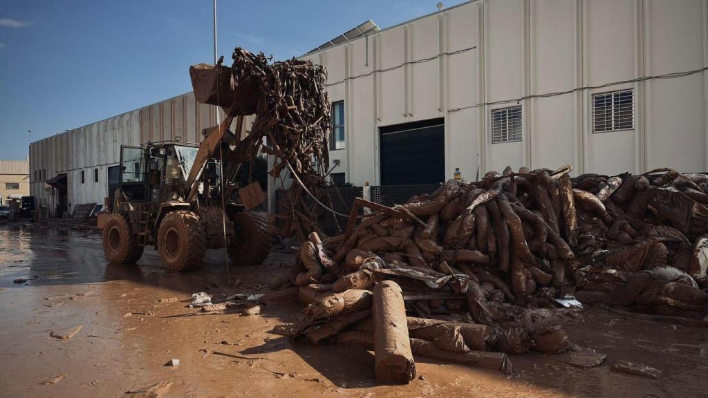 Excavadora en el polígono de Beniparrell.