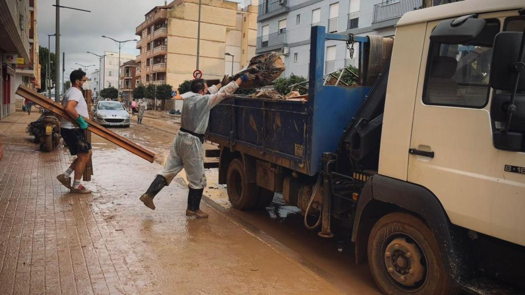 Vecinos de Algemesí recogiendo escombros nueve días después de la tormenta.