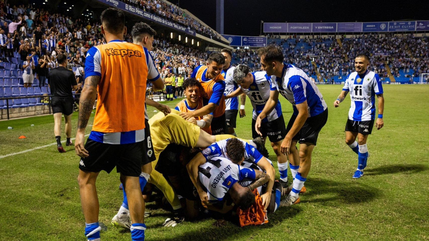 Jugadores del Hércules celebrando un gol.