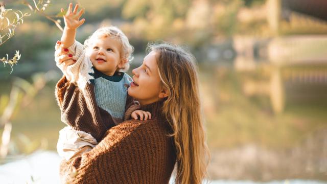 Una madre con su hijo.