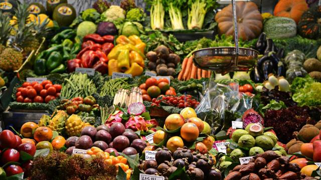 Una parada de frutas en un mercado.