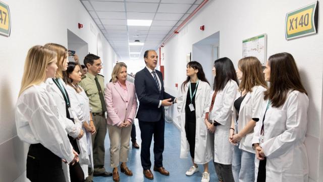 El consejero de Sanidad, José Luis Bancalero, junto al equipo que conforma la unidad de Salud Mental Infato Juvenil del Hospital Militar de Zaragoza