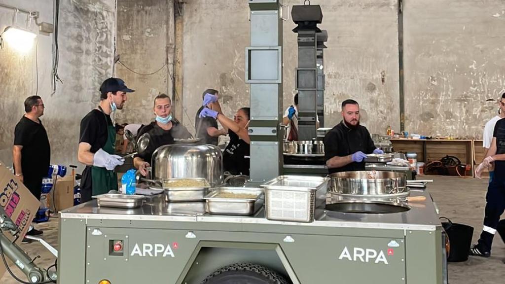 Voluntarios de 'Cocineros en Acción' trabajando con los fogones de ARPA.