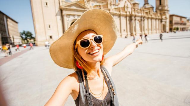 Mujer viajando por la ciudad de Zaragoza.