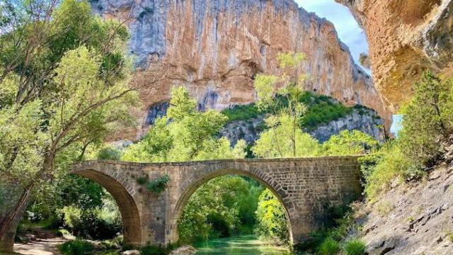 El impresionante sendero en Huesca para una escapada otoñal: un rincón mágico rodeado de cuevas y cascadas