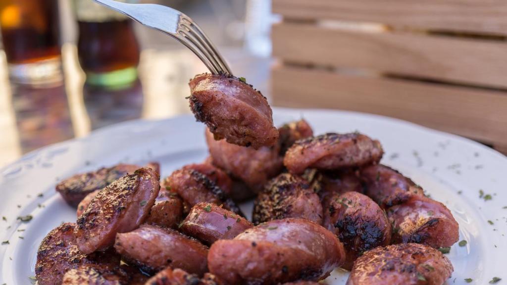 Tapa de longaniza a la brasa típica en Aragón.