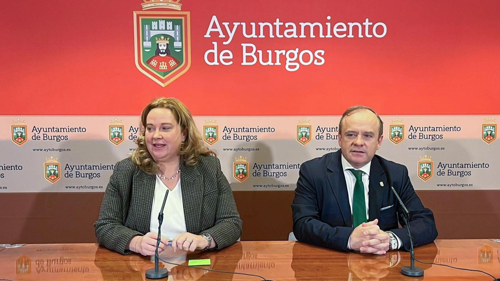 La alcaldesa de Burgos Cristina Ayala, acompañada por el vicealcalde, Fernando Martínez-Acitores, presenta la reorganización del equipo de Gobierno del Ayuntamiento de Burgos.