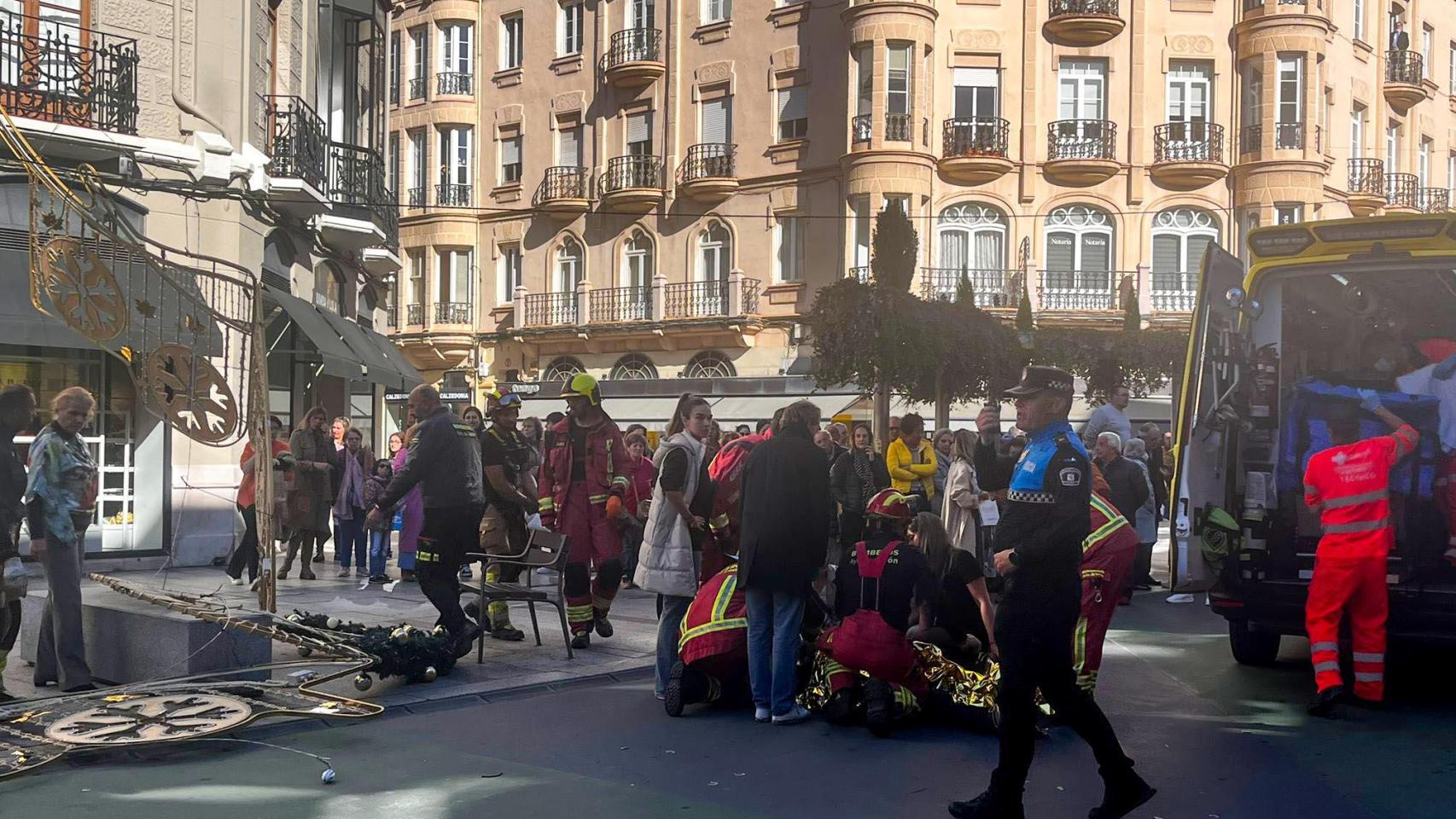 Un hombre herido tras caerle encima un adorno de Navidad en el centro de León