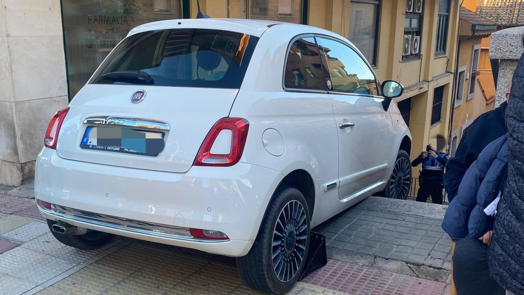 El coche en las escaleras al confundir la calle con una entrada al parking