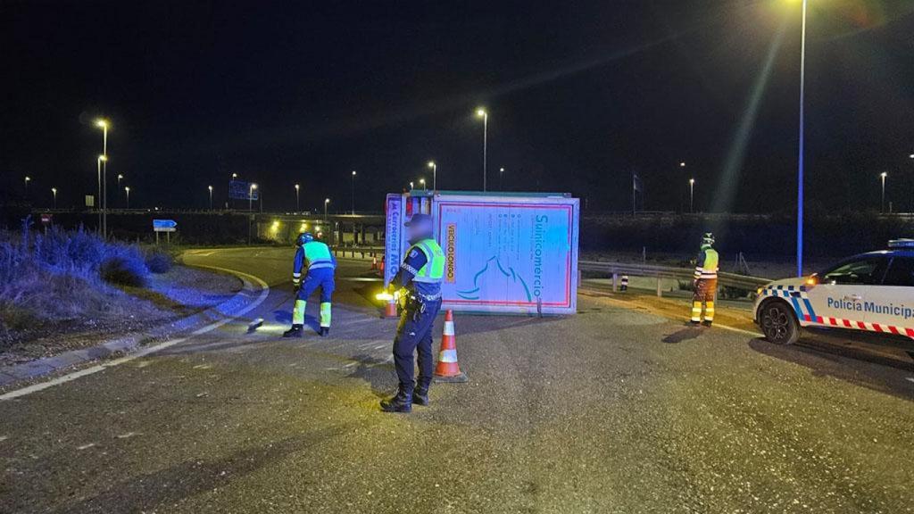 Imagen del camión volcado a la entrada de Valladolid