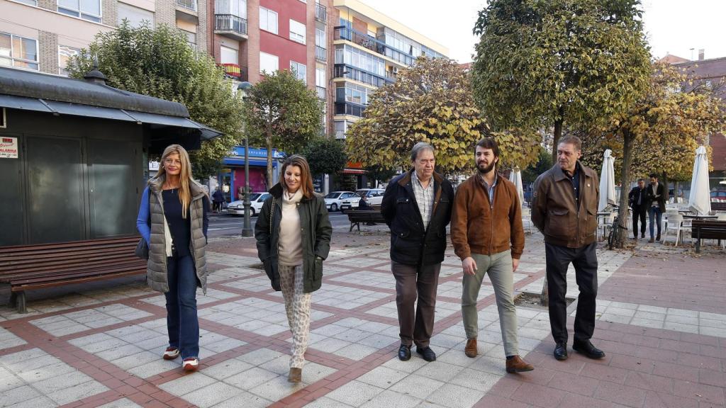 Juan García-Gallardo durante su visita al barrio de Las Delicias, en Valladolid