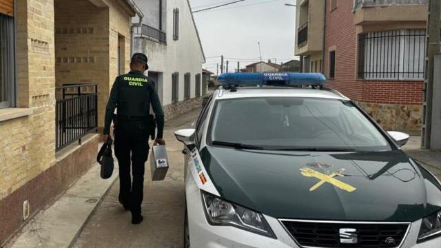 Agente de la Guardia Civil de Zamora de la oficina móvil