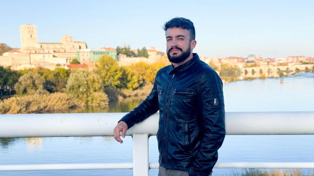 El ingeniero aeronáutico zamorano Samuel Picón, con su ciudad, Zamora, al fondo