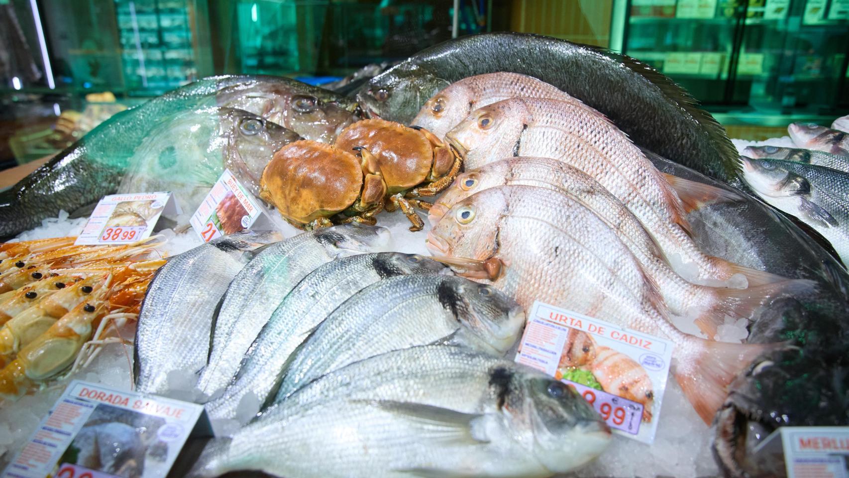 Escaparate de una pescadería en un mercado de Madrid. Jesús Hellín / Europa Press