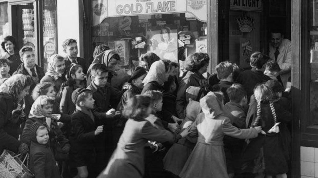 La célebre fotografía de la apertura de una confitería en Reino Unido el 5 de febrero de 1953.