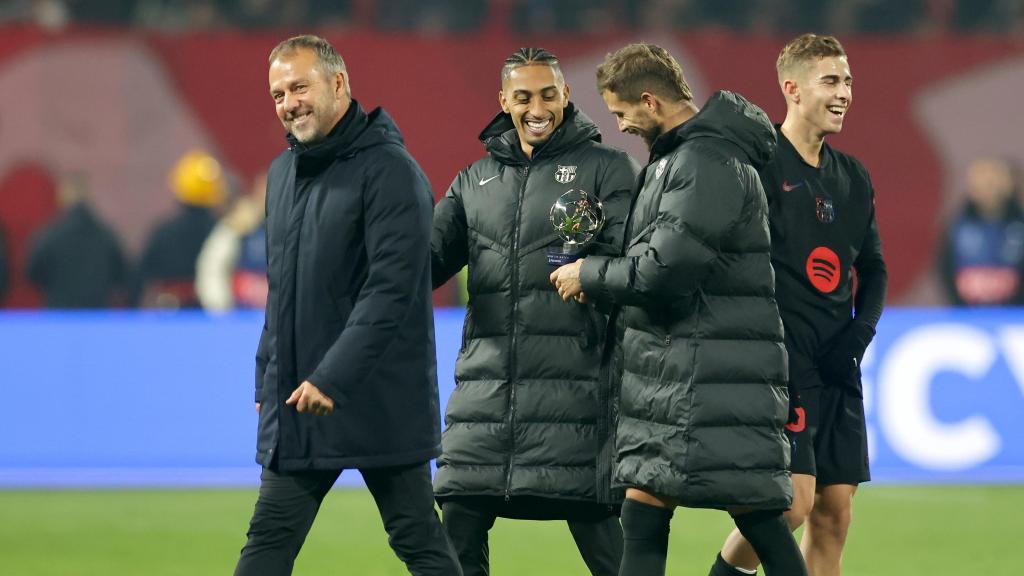 Hansi Flick, con los jugadores del FC Barcelona en el campo del Estrella Roja