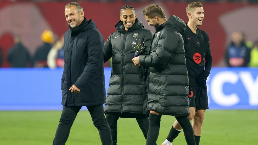 Hansi Flick, con los jugadores del FC Barcelona en el campo del Estrella Roja