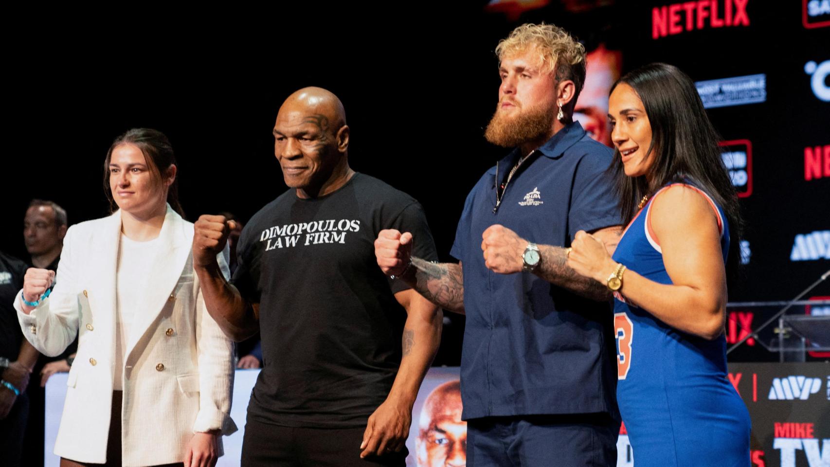 Mike Tyson y Jake Paul, en el medio, promocionando su próxima pelea de boxeo