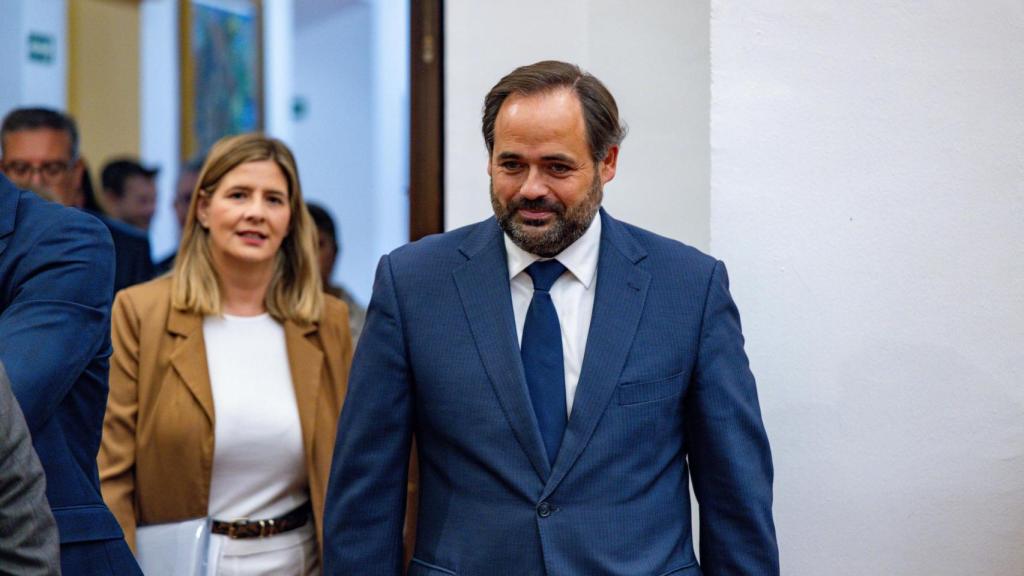 Paco Núñez y Carolina Agudo, del PP, en las Cortes de Castilla-La Mancha.