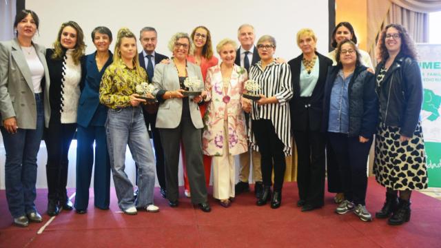 Carmen Quintanilla junto a las premiadas.