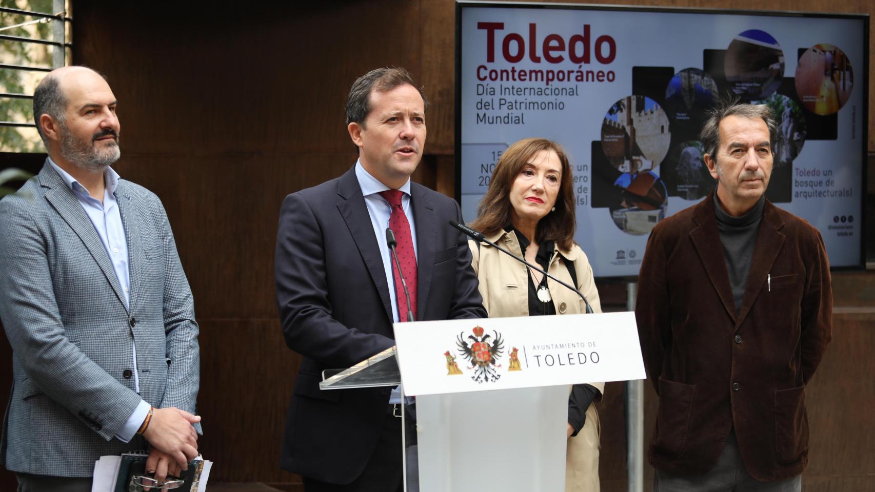 El alcalde de Toledo, Carlos Velázquez, presentó la iniciativa acompañado del concejal de Turismo, José Manuel Velasco, el director de la Escuela de Arquitectura, Juan Mera, y la profesora y arquitecta Josefa Blanco Paz.