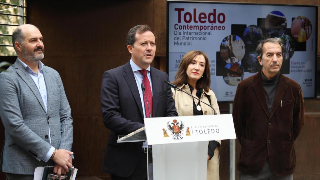 El alcalde de Toledo, Carlos Velázquez, presentó la iniciativa acompañado del concejal de Turismo, José Manuel Velasco, el director de la Escuela de Arquitectura, Juan Mera, y la subdirectora, Dolores Sánchez Moya.