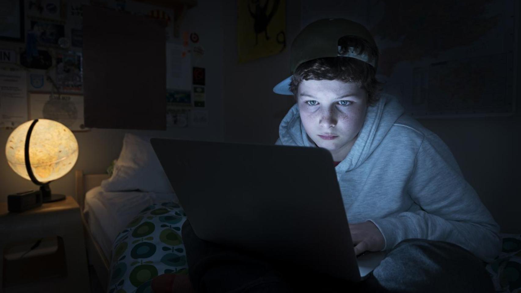 Un niño navegando a por internet en su cuarto