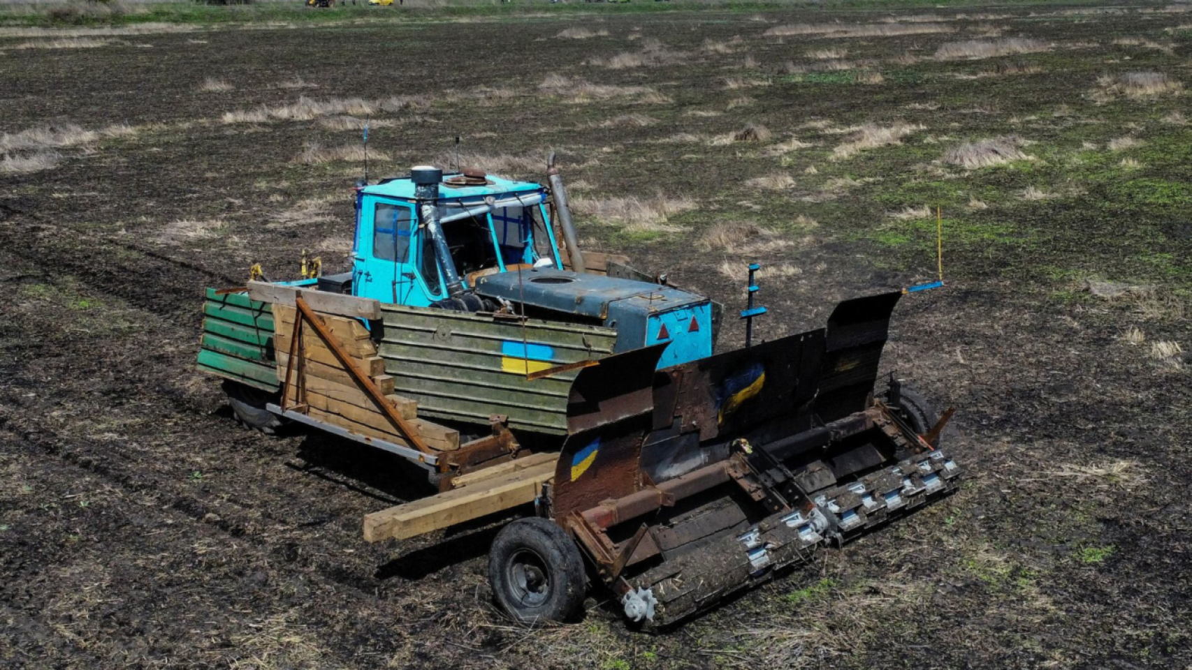 Tractor realizando labores agrícolas en el campo.