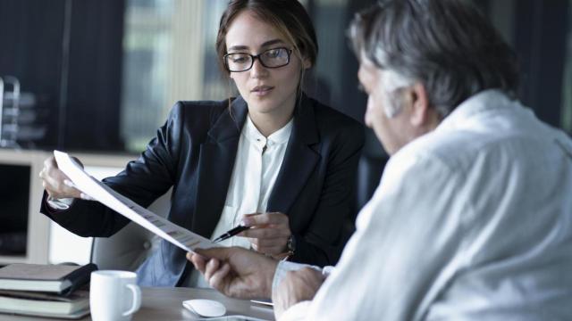 Empresaria buscando negociación