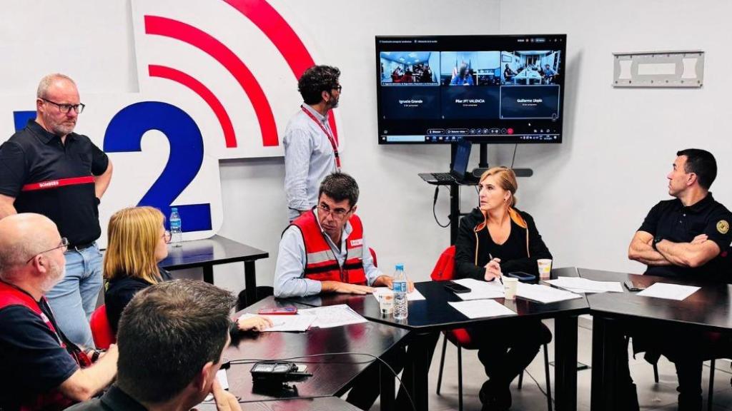 Reunión del CECOPI, presidida por Carlos Mazón (en el centro con chaleco reflectante), el pasado martes 29 de octubre.