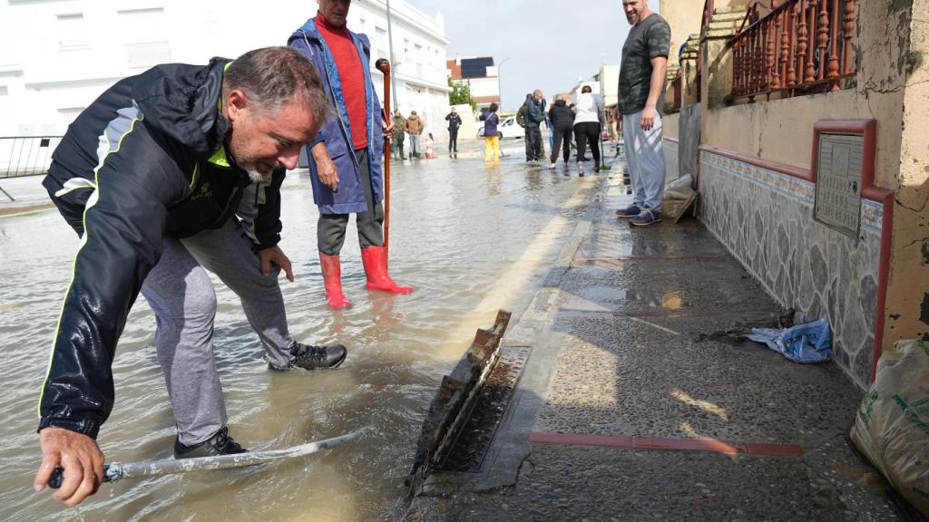 Vecinos limpiando los efectos de la DANA en Cádiz.